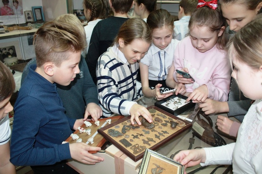 Вы сейчас просматриваете Экскурсия для 4 в класса в школьный музей «Исток»