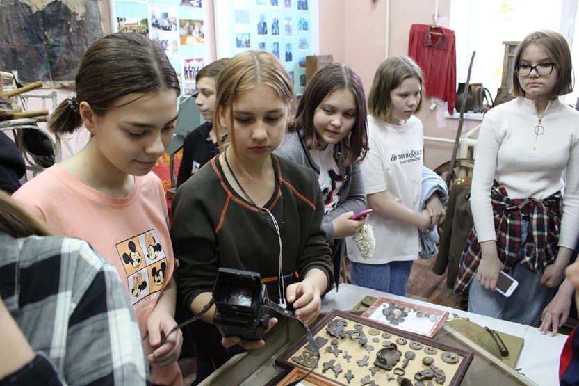Вы сейчас просматриваете Экскурсия для 6 б класса в школьный музей «Исток»