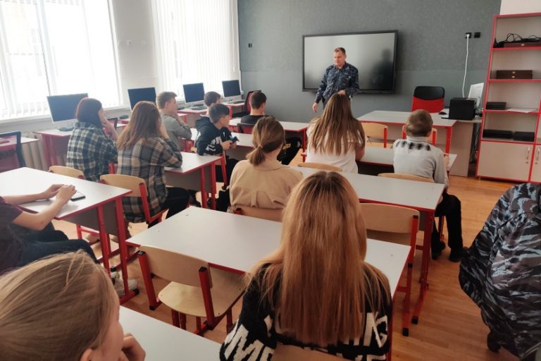 Подробнее о статье Встреча обучающихся и педагогов с представителями МО МВД РОССИИ «ОБЛИВСКИЙ»