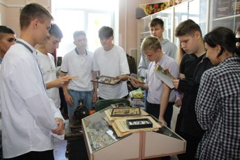 Подробнее о статье Экскурсия для 10 а класса в школьный музей «Исток»