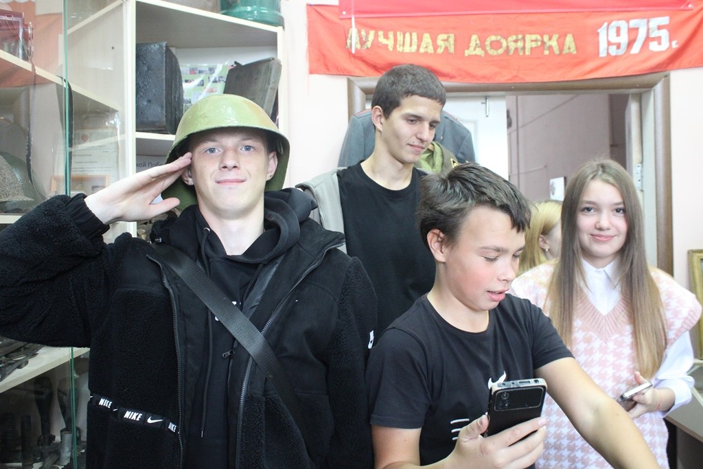 Вы сейчас просматриваете Экскурсия для 8 В класса в школьный музей «Исток»