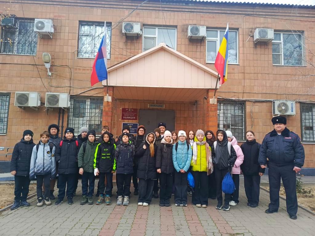 Вы сейчас просматриваете Шаг в профессию: экскурсия обучающихся 6 а класса  в местное отделение полиции